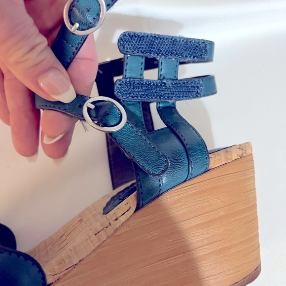 Baretraps teal 2.5” wedge sandals. Can adjust w/ Velcro or w/ buckles. Size 7 - Picture 3 of 8